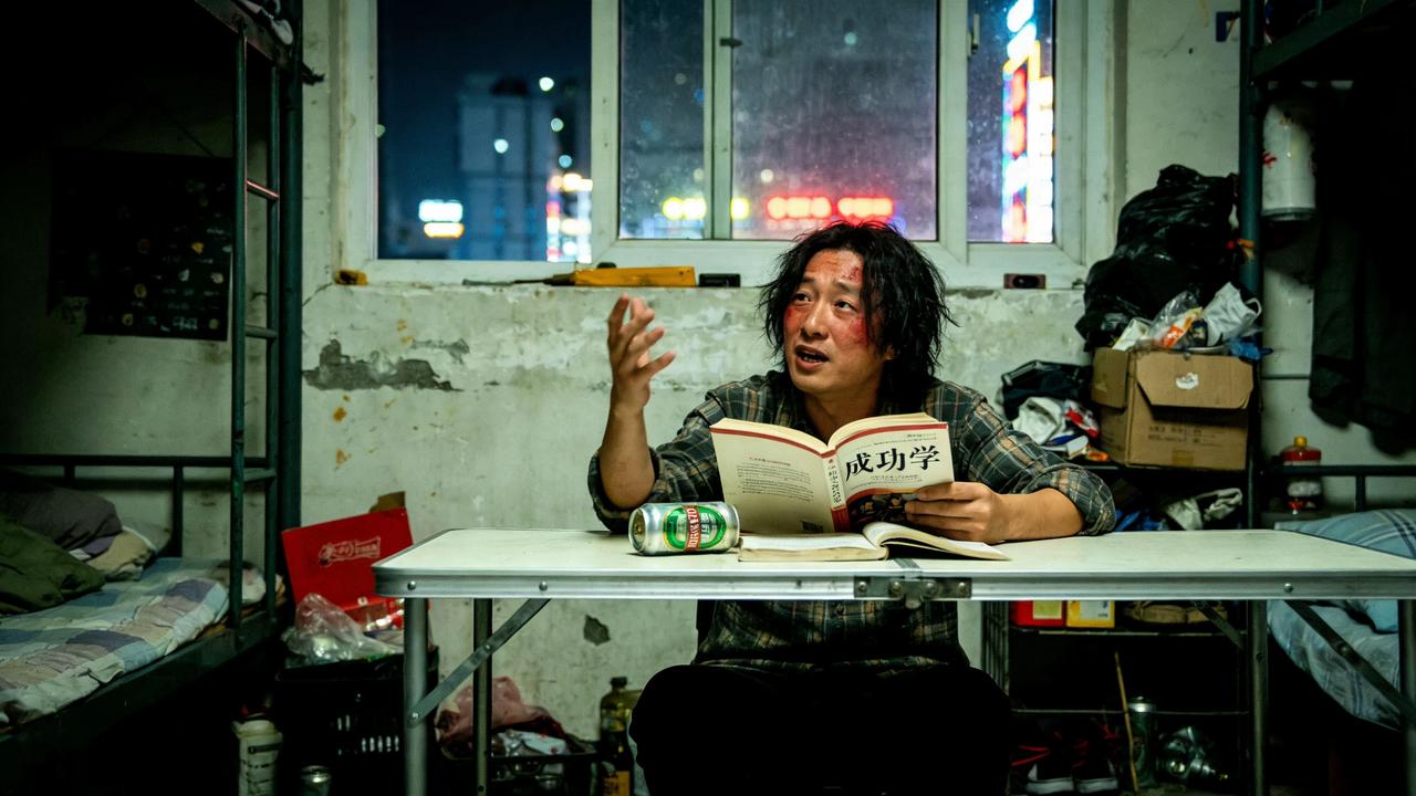 卜算子·自嘲

本是后山人，偶做前堂客。醉舞经阁半卷书，坐井说天阔。

大志戏功