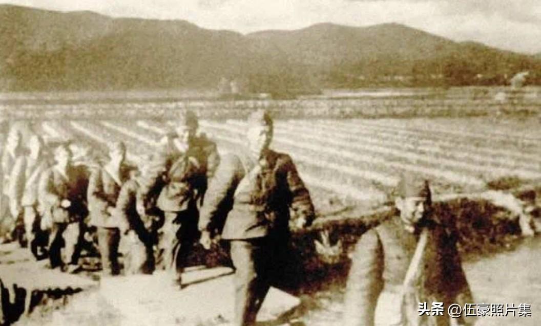 1958年10月，许世友（时任南京军区司令员）、肖望东（时任南京军区副政委）、龙