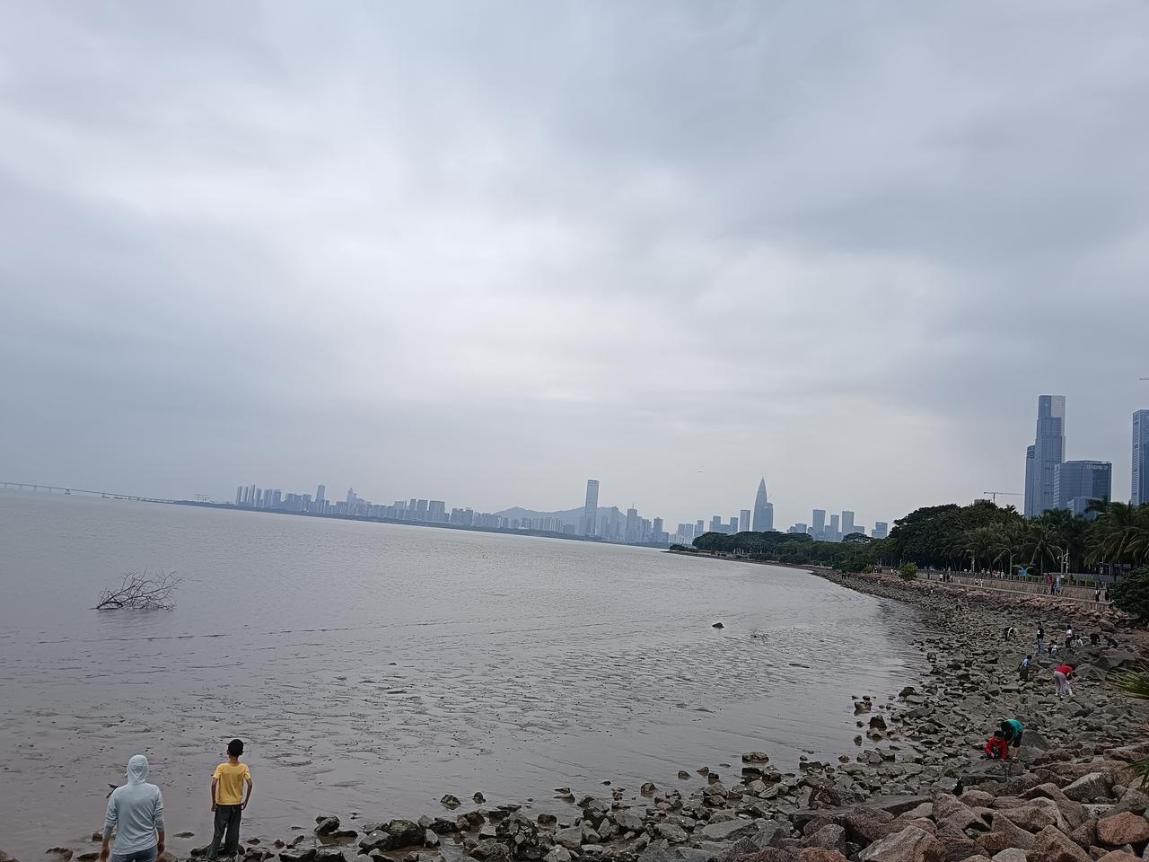 因为朋友要经常一起接触感情才会一直好下去，但是大多数情况住得比较远，也不是一起工