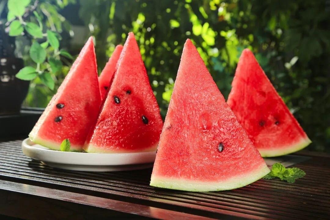 西江月 · 西瓜情缘

中伏炎阳高挂，慵风懒热难熬。
不由口渴尚无招。怎解游人烦