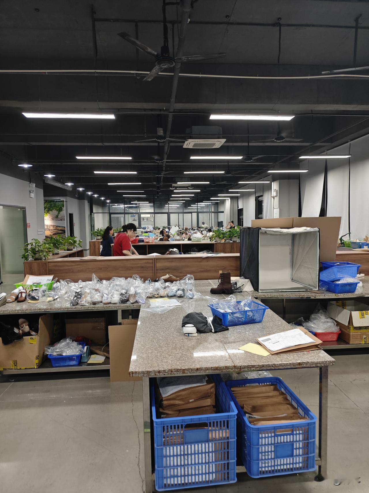 曾经年少放豪言，说自己如果戴老花眼镜就不会上班了，没想到打脸来的这么快。
以前看