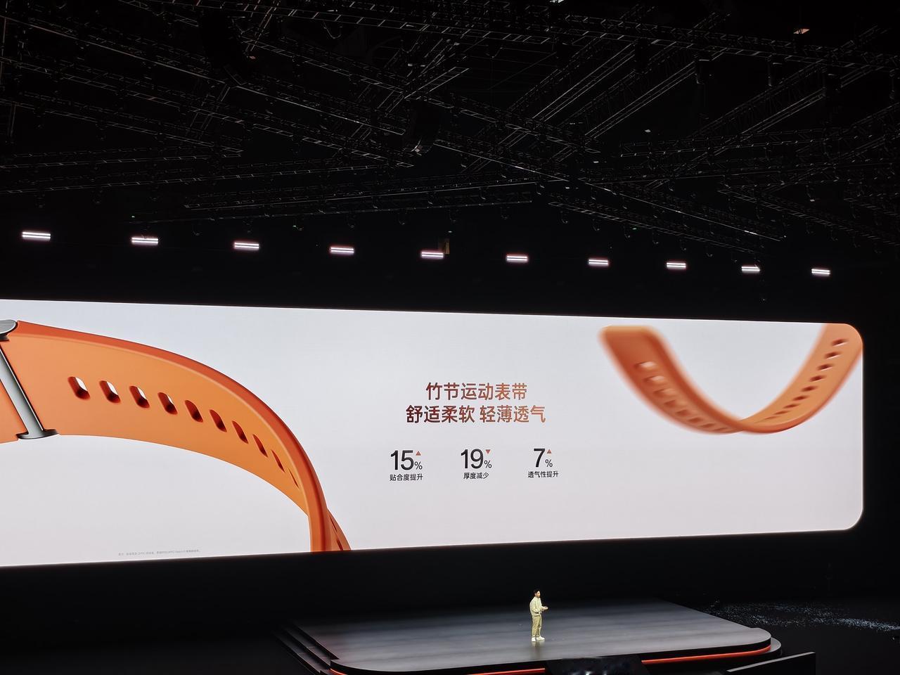 另外绿厂还带来了几款生态产品，专为年轻人打造的超燃脂手表OPPO Watch S