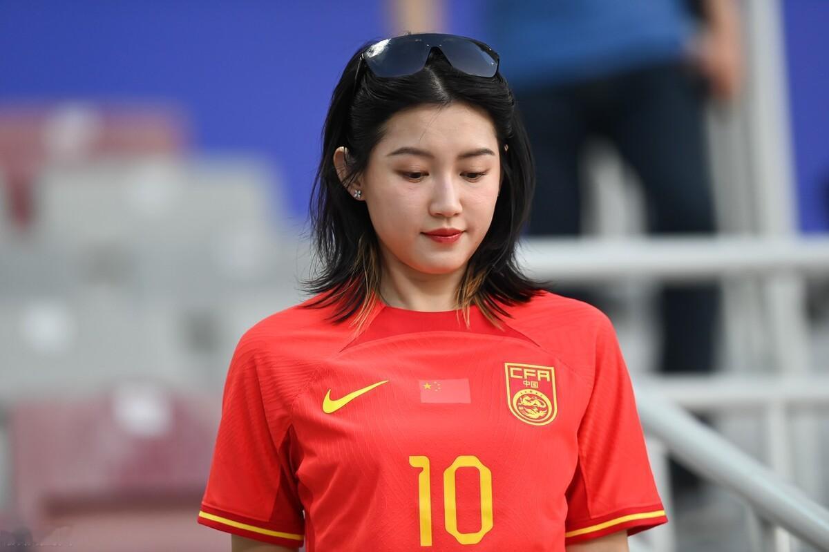 国足看台最失落的大牌球迷，非她莫属[what]？都是杨科维奇干的好事，用人不当，