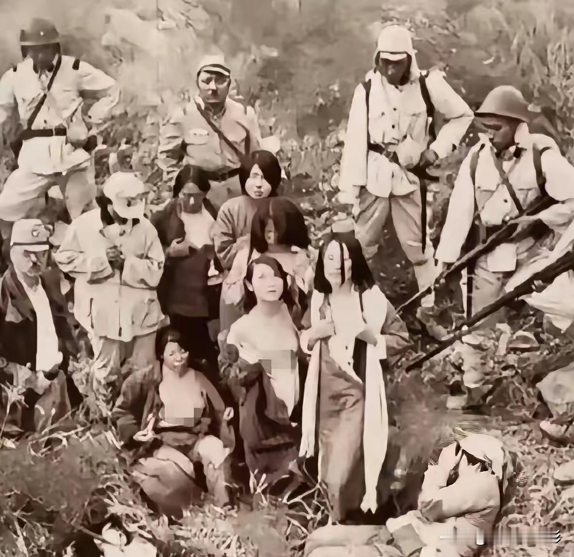 1937年，日军占领南京，发动南京大屠杀。

开头就讲个事。一名女大学生，被三个