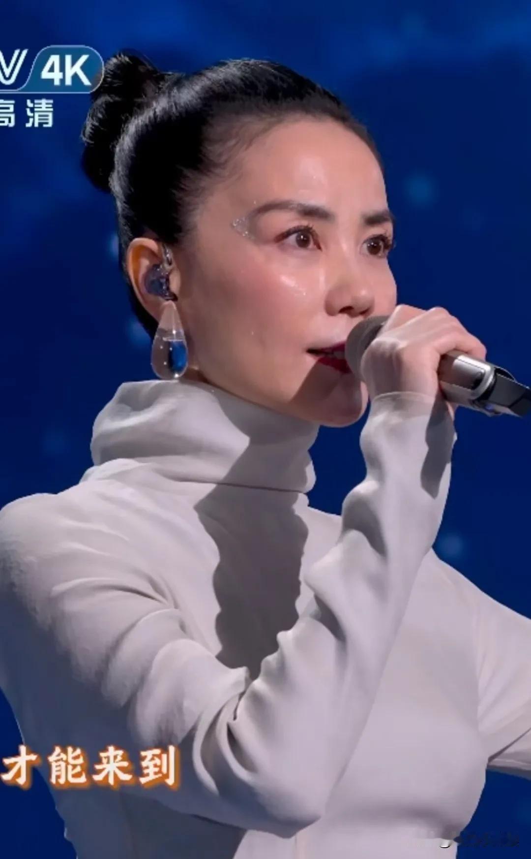 王菲的歌曲高和寡，我太低俗了，我不喜欢。

面相变了， 声音隐约还有以前的样子，