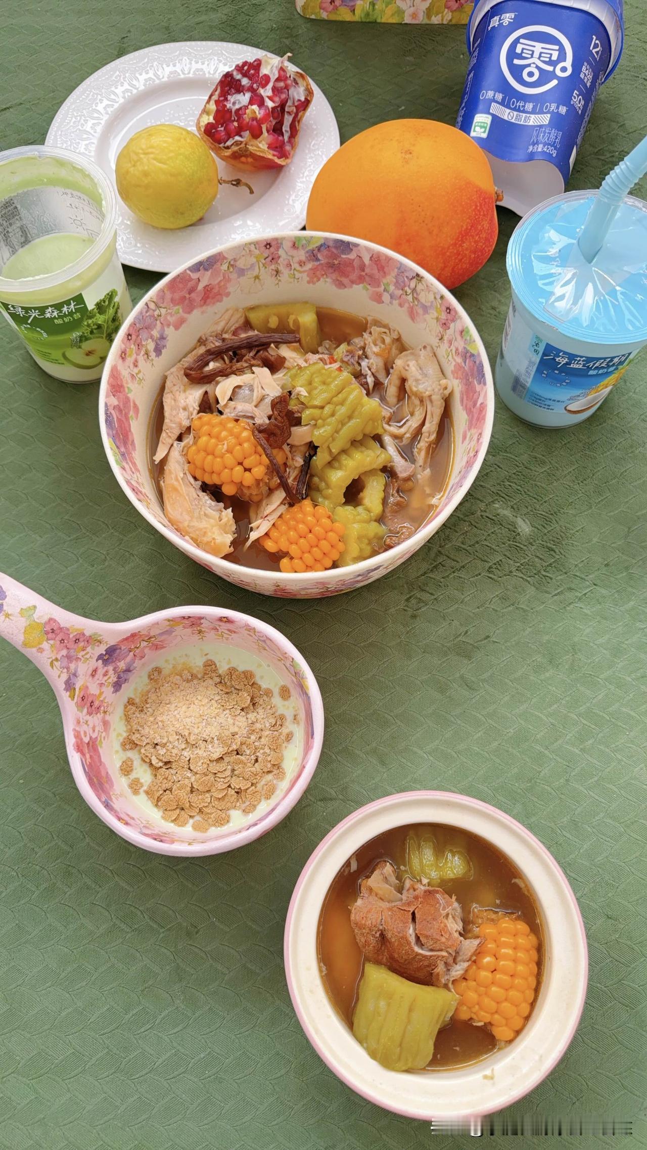 茶树菇苦瓜排骨玉米炖鸡一小碗，杂粮麦片小麦胚芽羽衣甘蓝苹果酸奶奶昔，加餐吃各种水