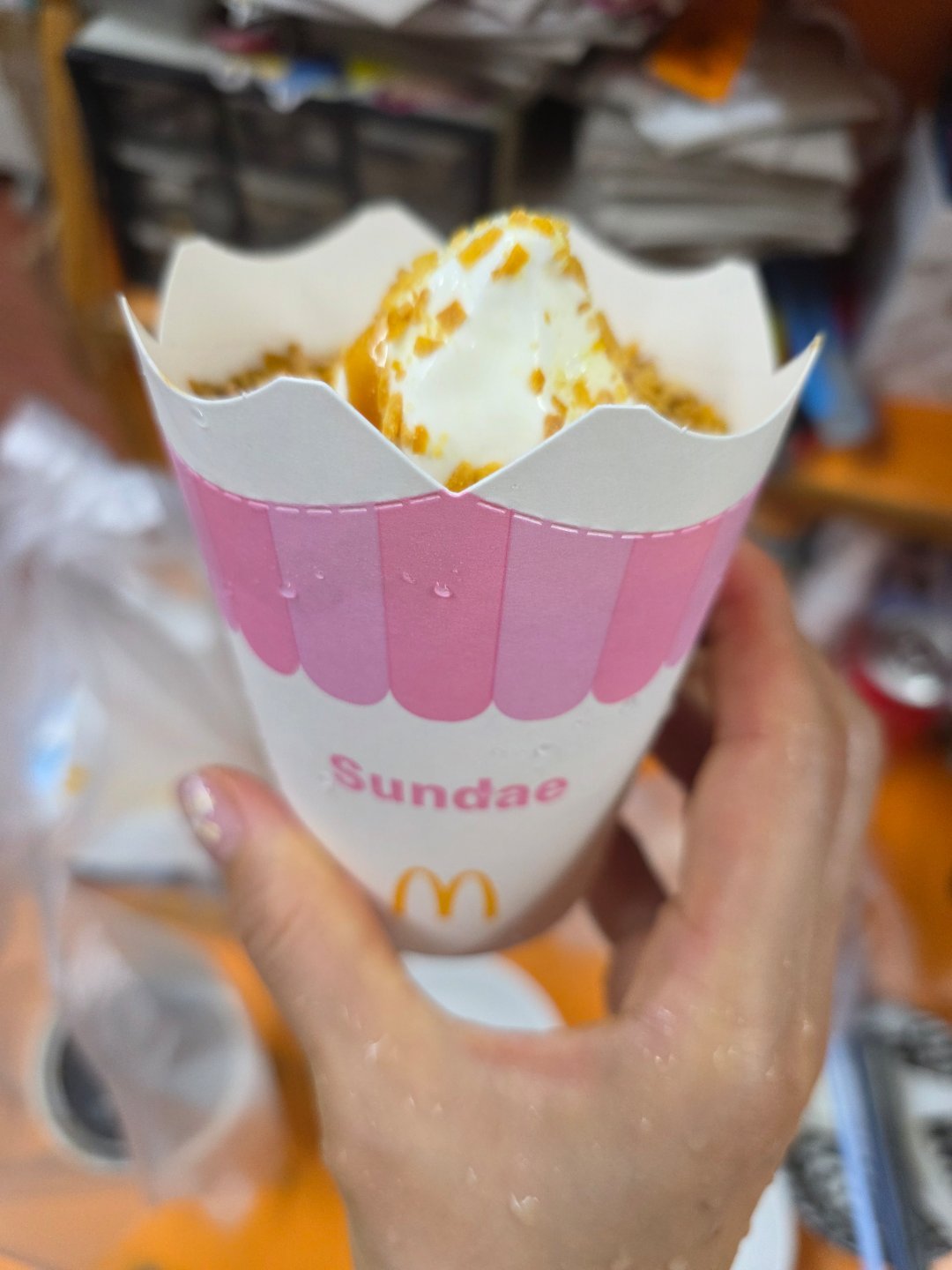 今天吃麥當奴新品椰脆雪糕巨甜巧克力楓糖班戟也巨甜，吃一次就夠了。 