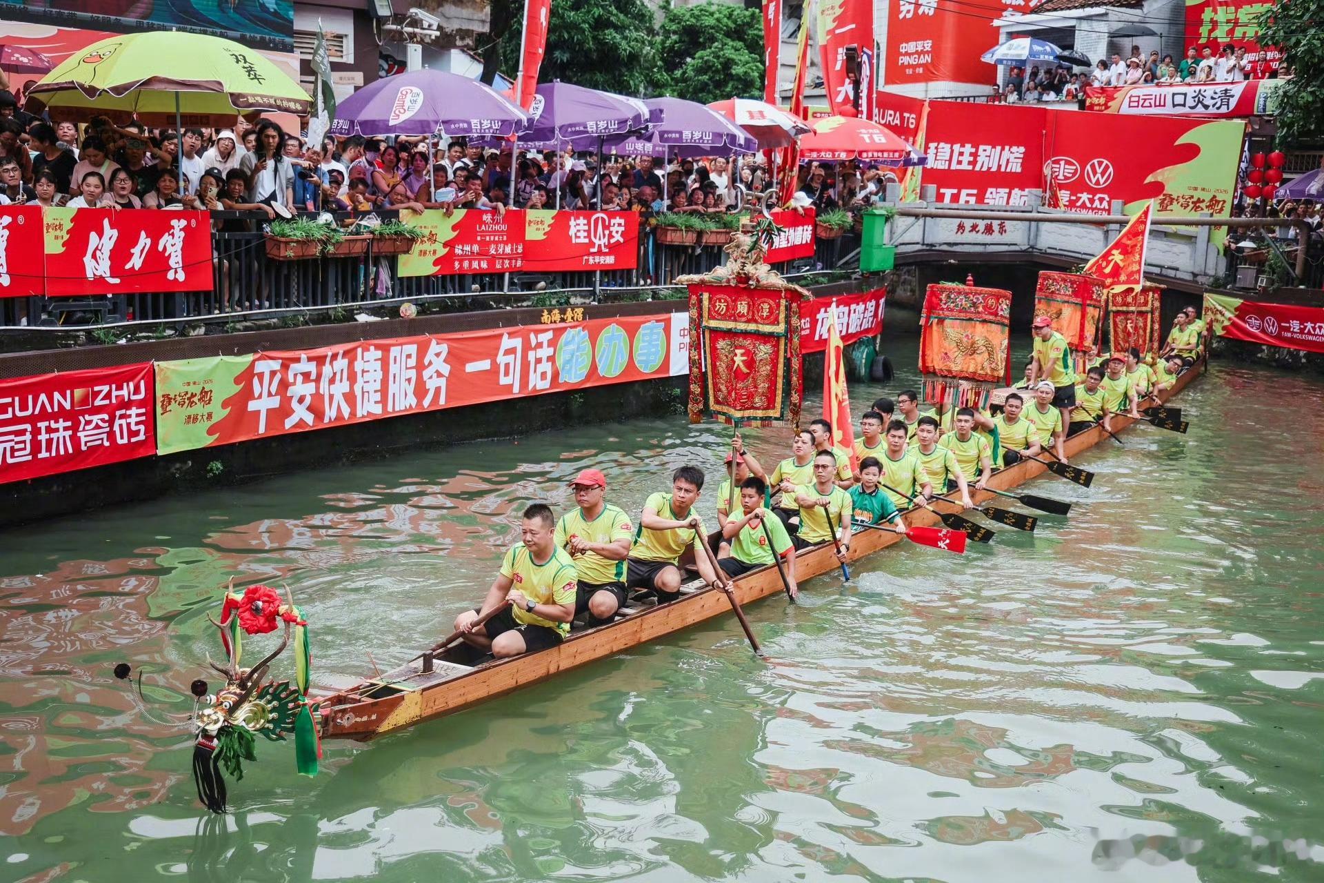 谁能拒绝叠滘这场热血龙舟盛宴？窄窄河道硬生生玩出竞速快感，队员趁着夜色反复磨合S