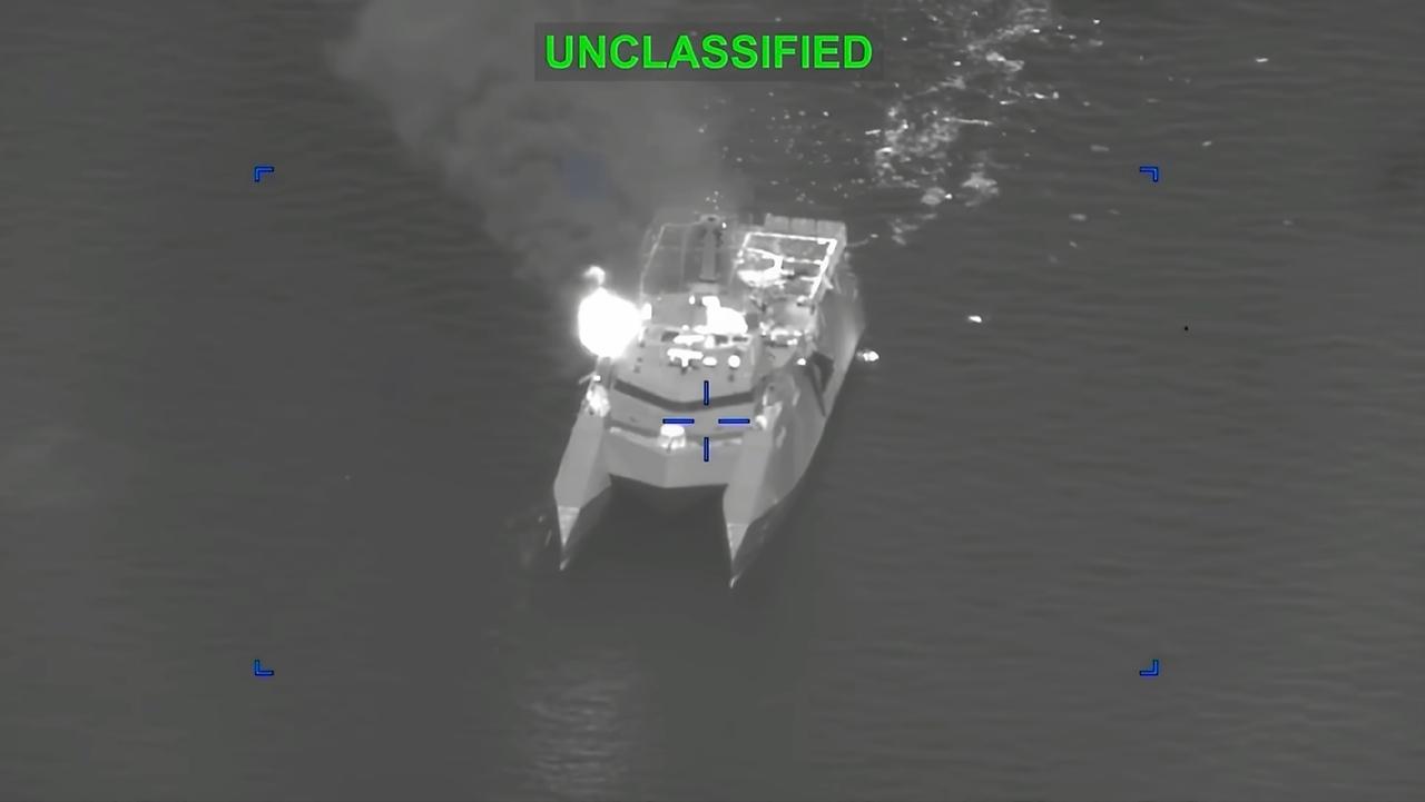 为阻止伊朗封锁霍尔木兹海峡，美军正迫切加紧打击伊朗的海上兵力，摧毁了伊朗双体轻型