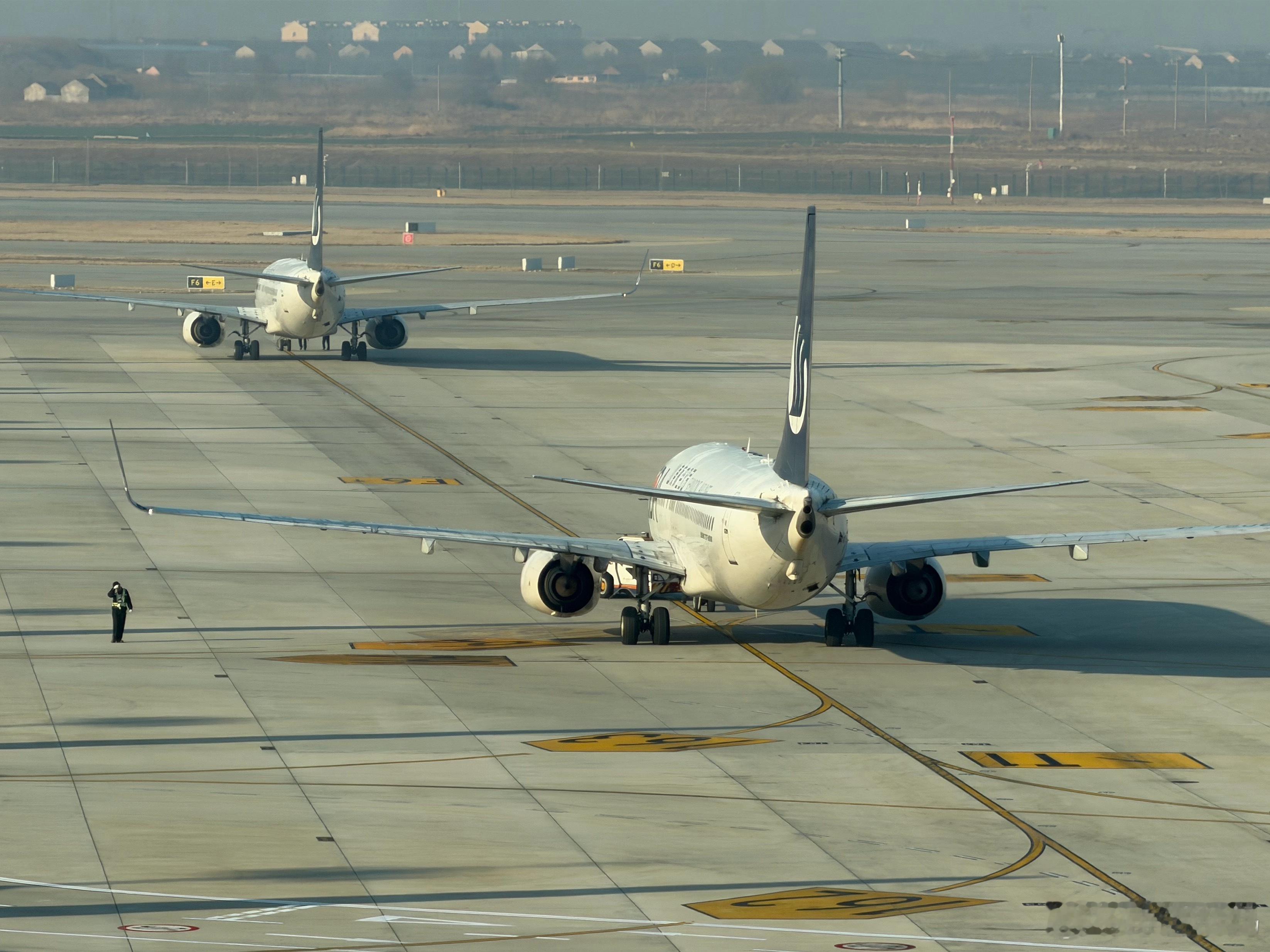 早啊，你们刚起来吧，我已经在机场了