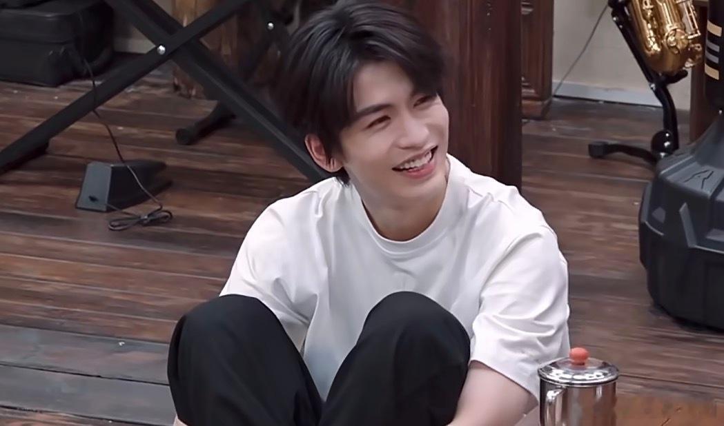 张凌赫的帅果然是圈内公认，被这么多业内人士盖章的颜值，再加上私下里还有种邻家大哥