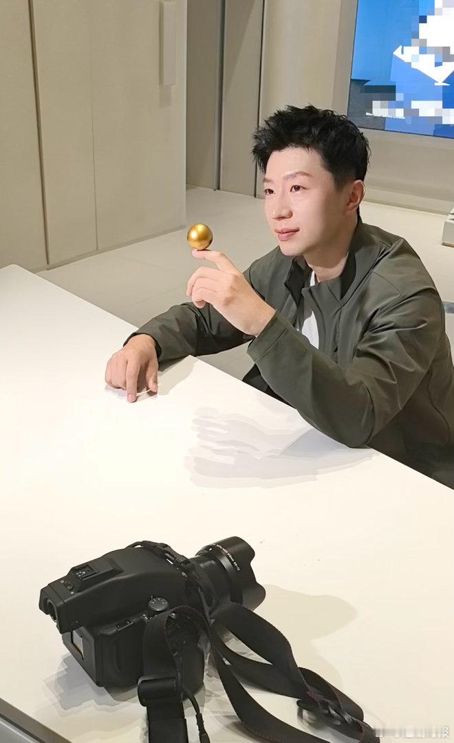 笙笙给马龙拍了拍立得马龙在笙笙镜头下比耶  哦莫，马龙在笙笙镜头下比耶，这个马龙
