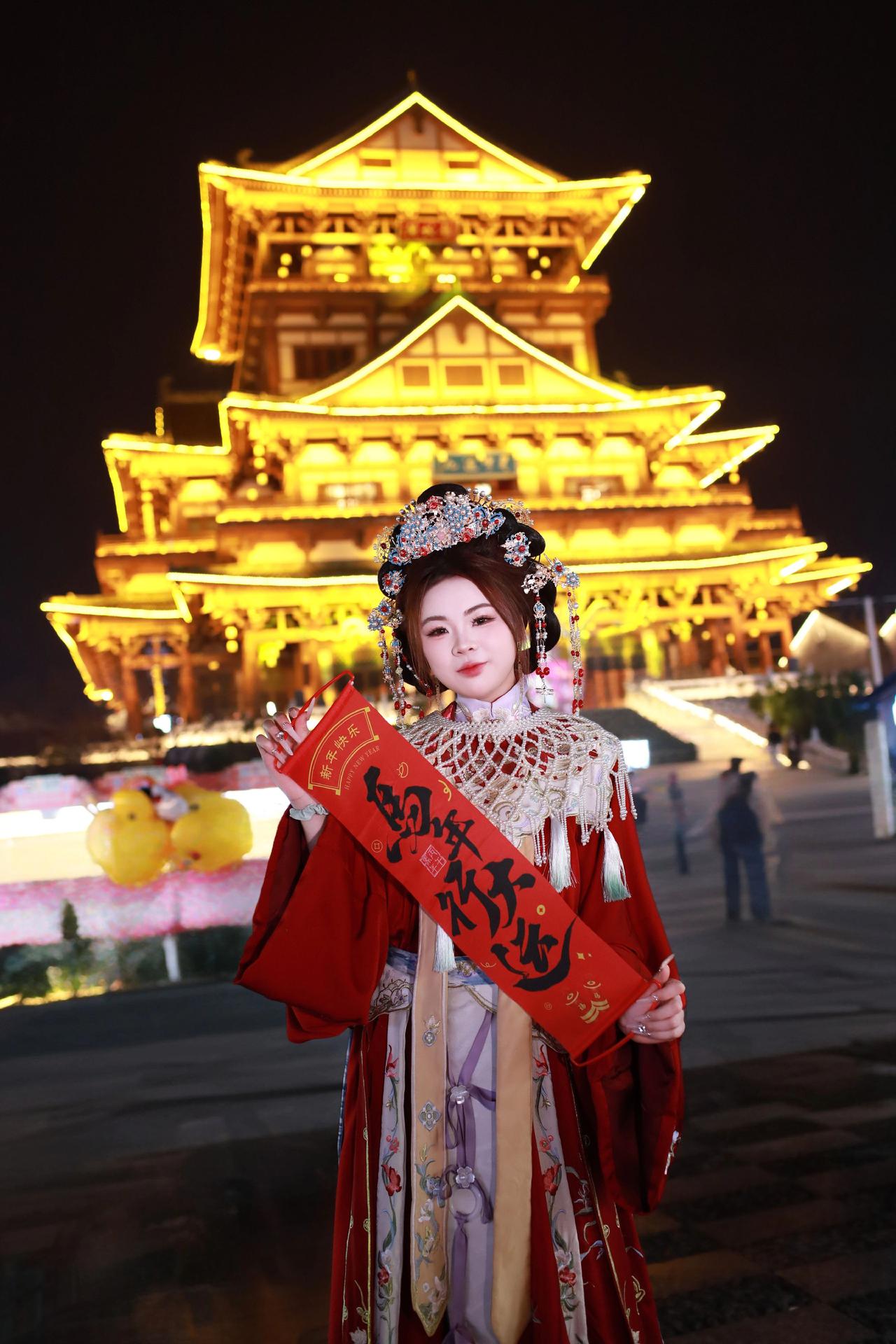 偶遇古镇，民族服饰有多美 我的家乡有民歌 总要穿一次少数民族服饰吧 民族舞蹈舞出