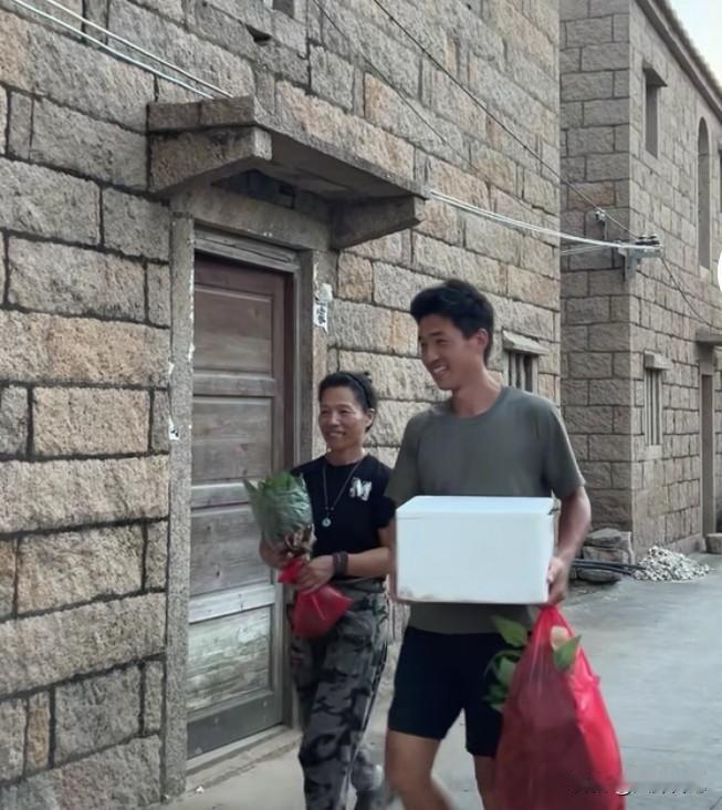 海军和妈妈一起去看外公外婆了
他和外公长得好像
饭后他承诺妈妈一件事

海军拿着