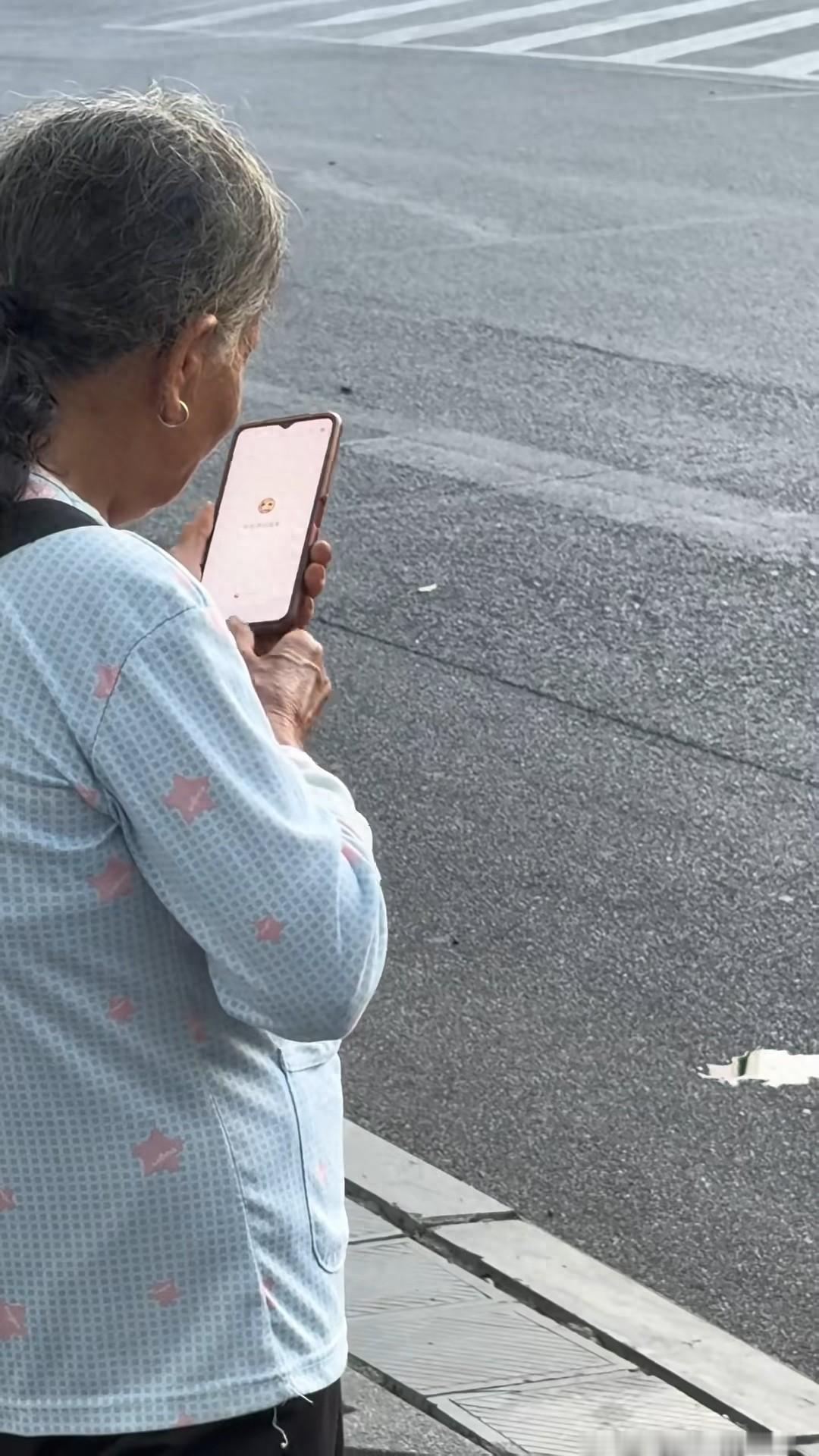 太心酸了！9月14日报道，一位老人因没赶上末班车，想用微信联系家人，手机却反复弹