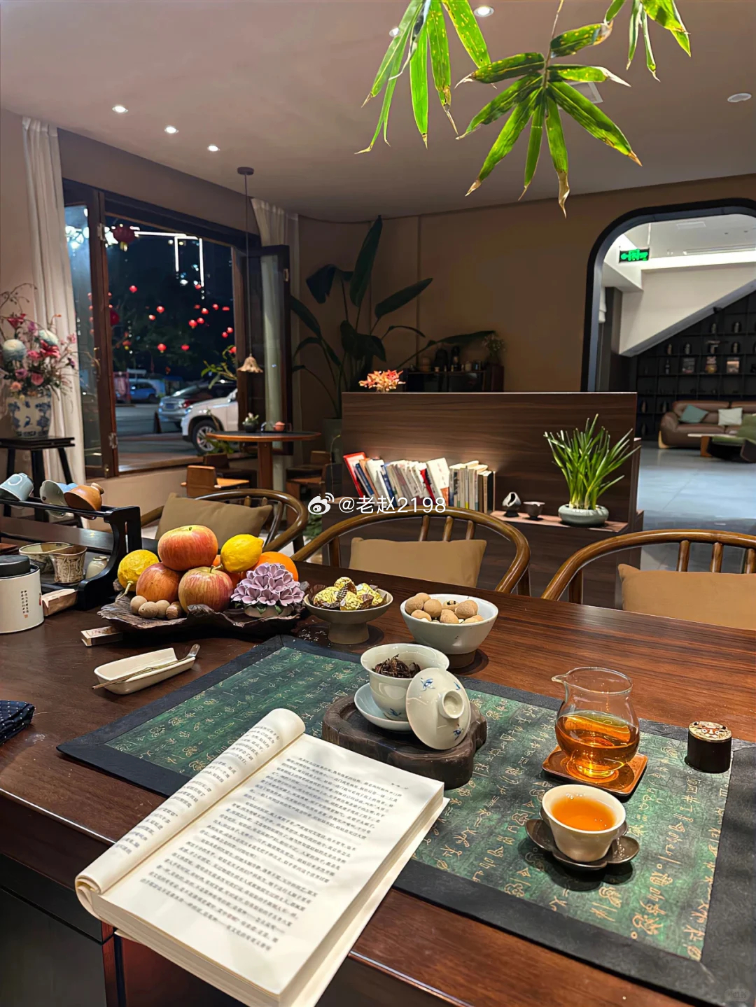 交易的终极自由是既能在双屏前杀伐果断，也能在茶桌前从容看盘。不被行情绑架，不被焦