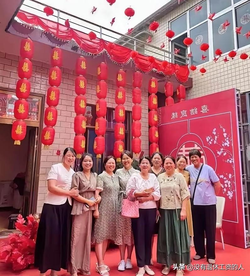 这个大侄子太幸福了，结婚的时候九个姑姑聚齐，直接可以坐满一桌。

看她们的年纪，