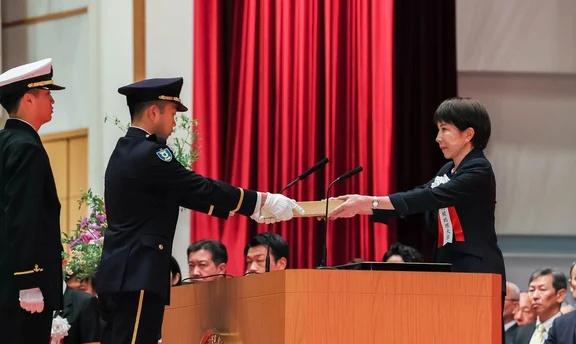 为了能够第一时间见到特朗普，高市早苗选择了连夜出发，奔赴美国华盛顿。
她此行的目