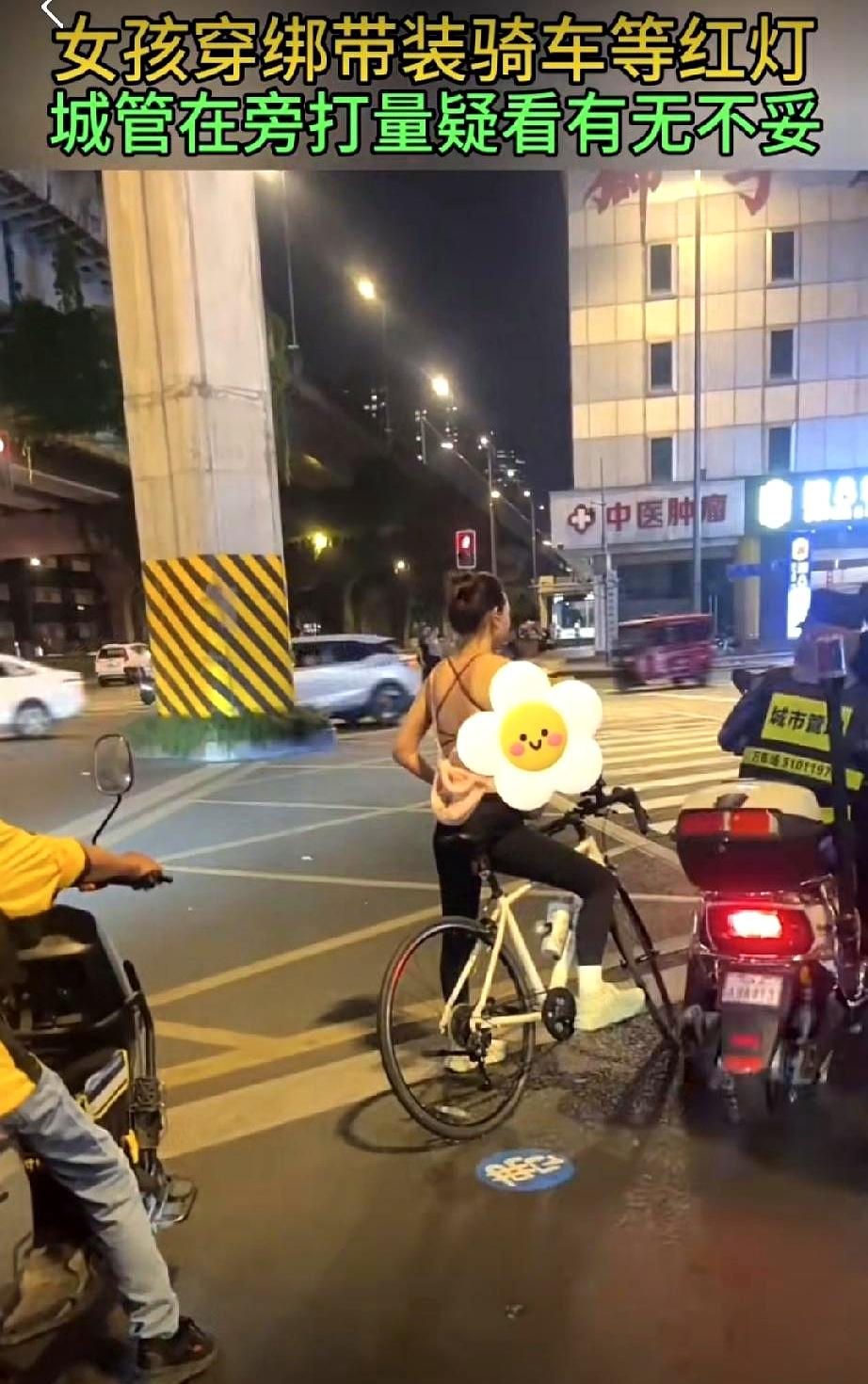 晚上骑车出门，本来挺平常一件事，结果路边不少人都盯着看，场面一下就变味了。
视频