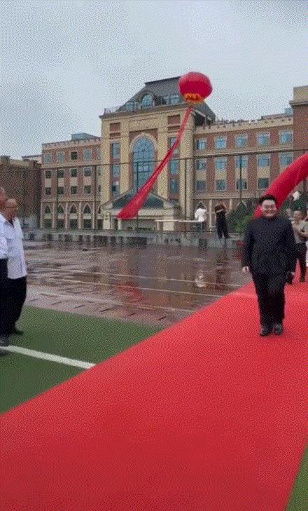 “卷出新高度！”同样是成人礼红毯，别人穿西式礼服，贵阳这名男生直接穿出不一样的氛