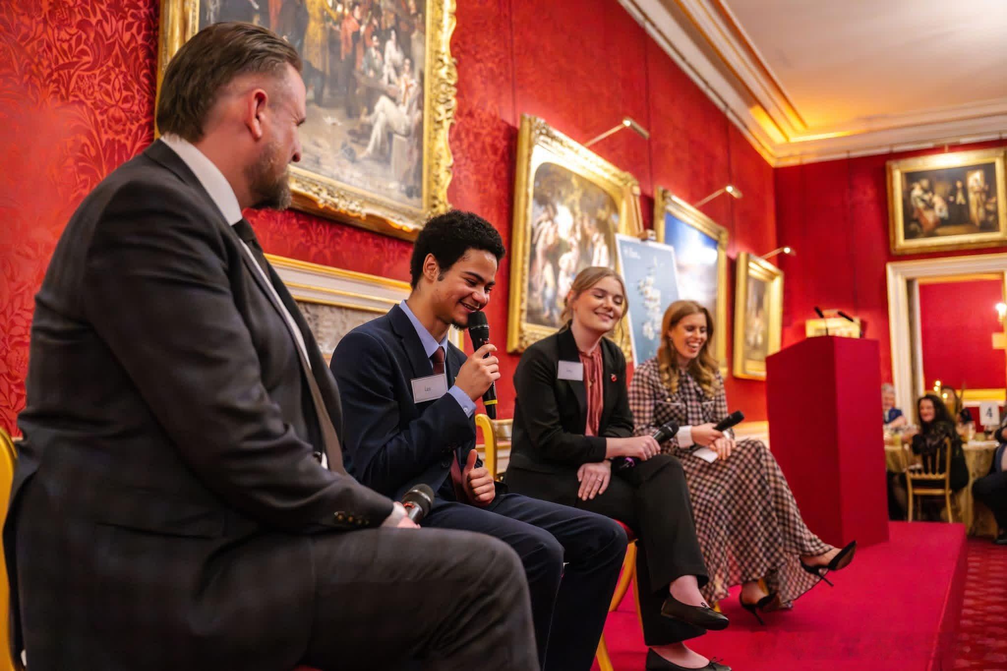 新闻 2025.11.6 英国爱丁堡公爵爱德华和碧翠丝公主在圣詹姆斯宫出席户外拓