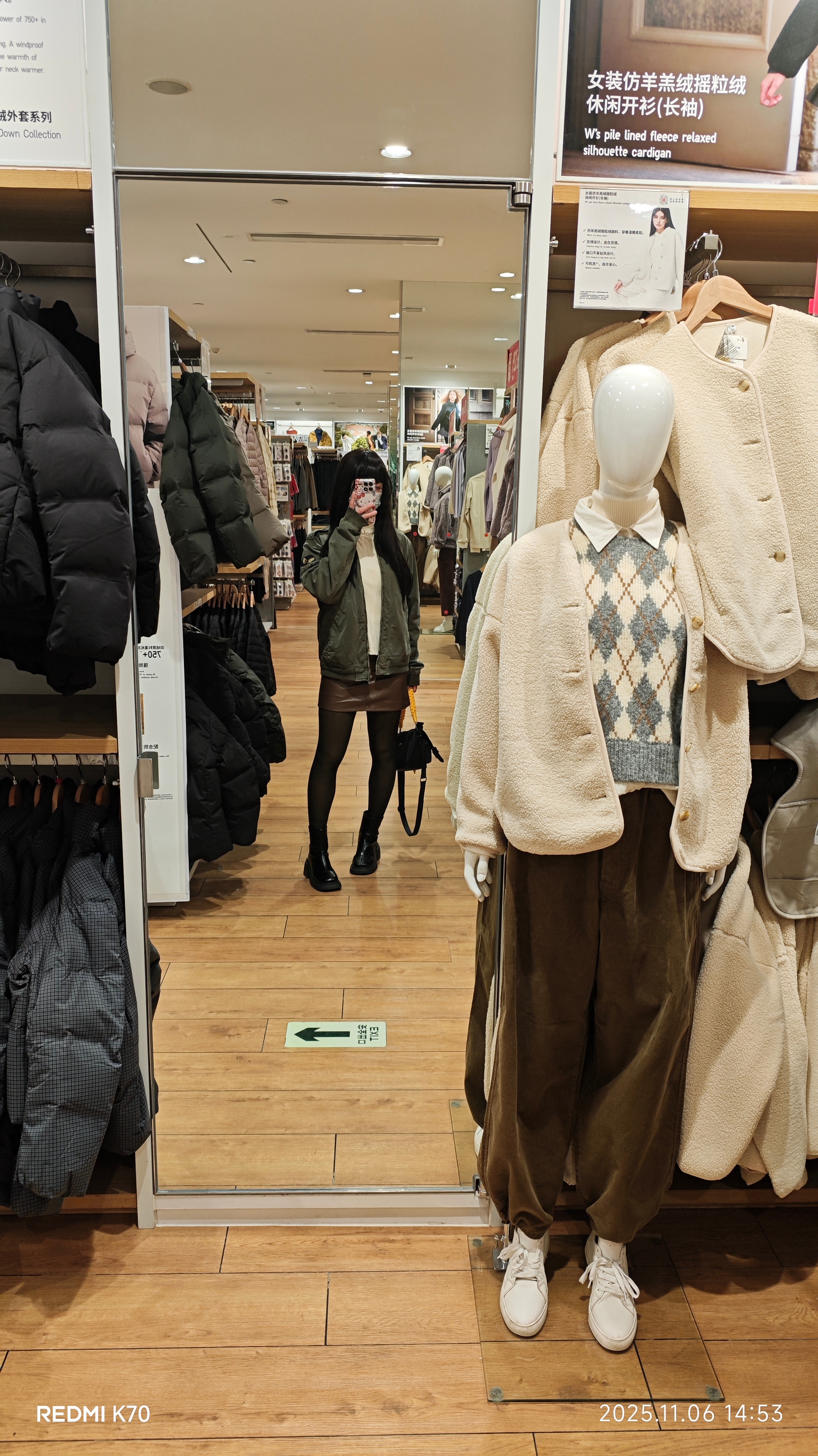 下午逛了三个地儿，法源寺，大吉巷和更新场。今天穿得德绒米杏色打底衫，PU短裙，黑