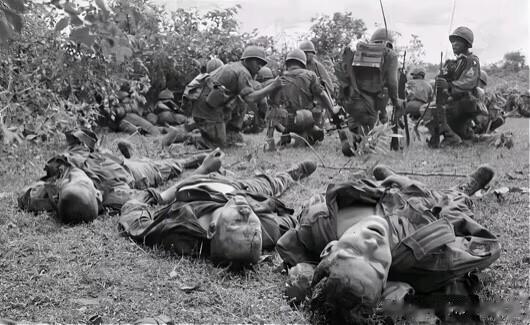这是1969年，越南战争中阵亡的美军士兵，他们无论如何都想不到，自己会死在一群“