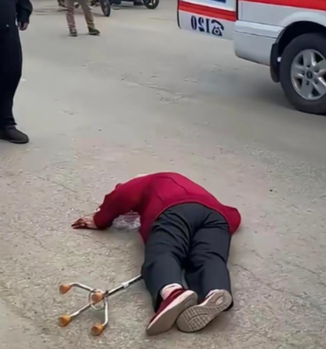 杭州，一位62岁阿姨摔倒在地，足足25分钟无人敢搀扶，最终被救护车送往医院救治。
