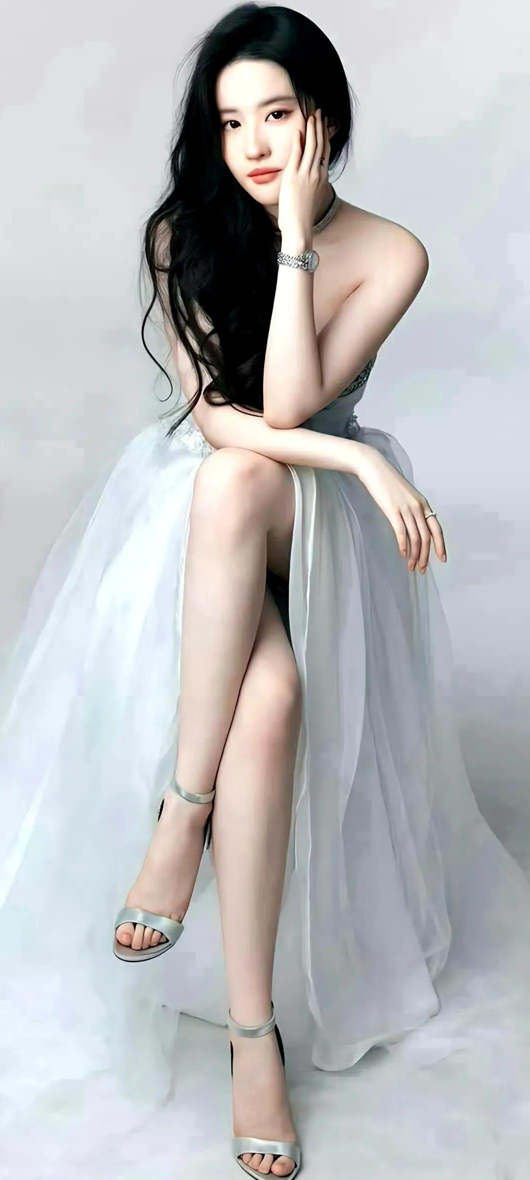 刘亦菲：玉人倚坐，风姿绰约。你觉得什么样的女人最有魅力? 您喜欢漂亮的女孩子吗