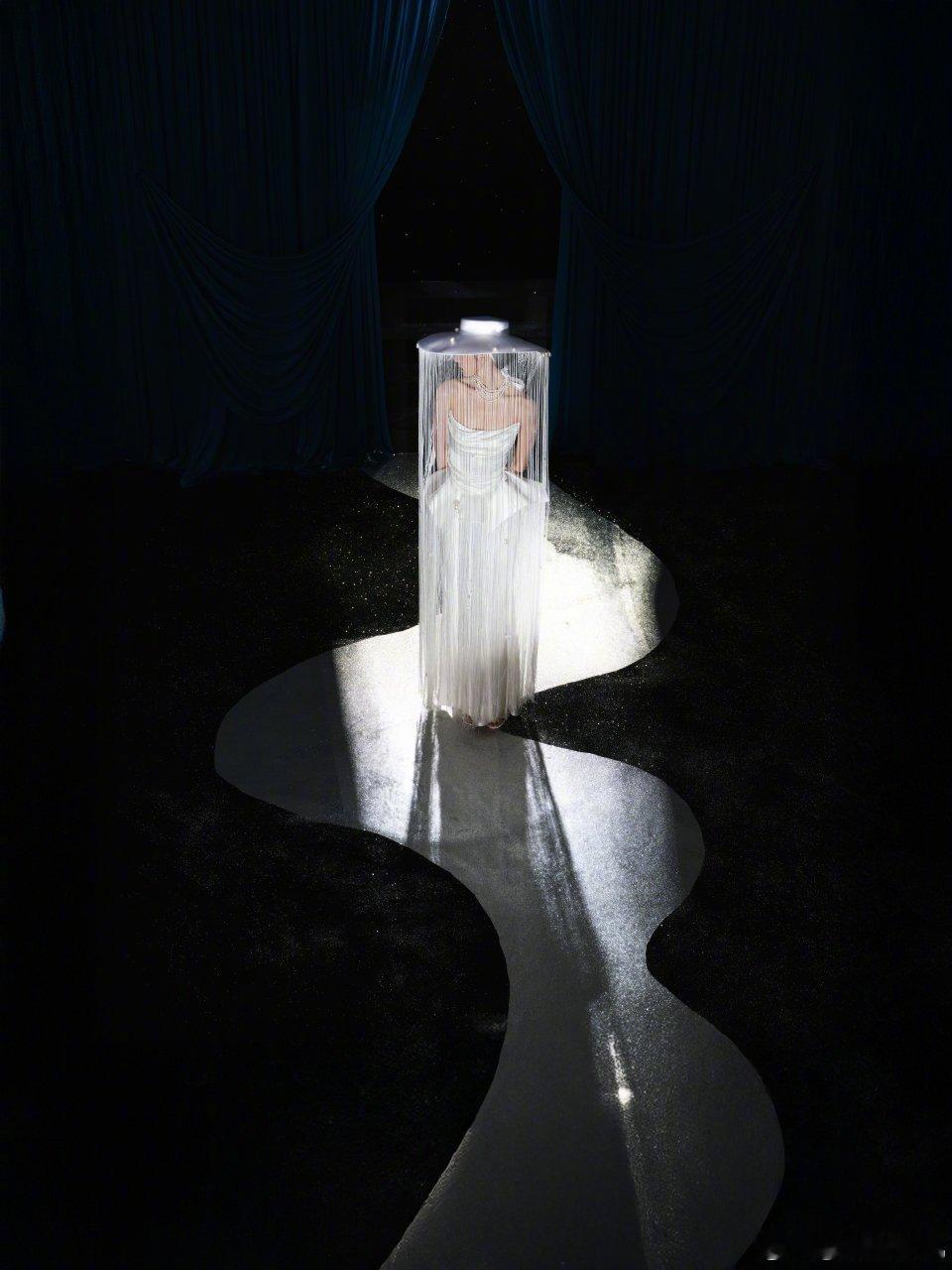 张艺凡帽子押题春晚春晚 张艺凡怕是有春晚剧透卡吧！她的银色流苏帽与春晚伞舞造型神