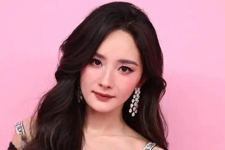 杨幂1986年出生于北京，在娱乐圈多年稳居女顶流行列，影视、综艺、商业代言三大领