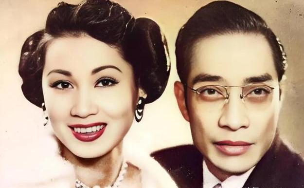 粤剧名家红线女与丈夫、孩子在一起的合影。1944年，红线女嫁给了年长她24岁的马