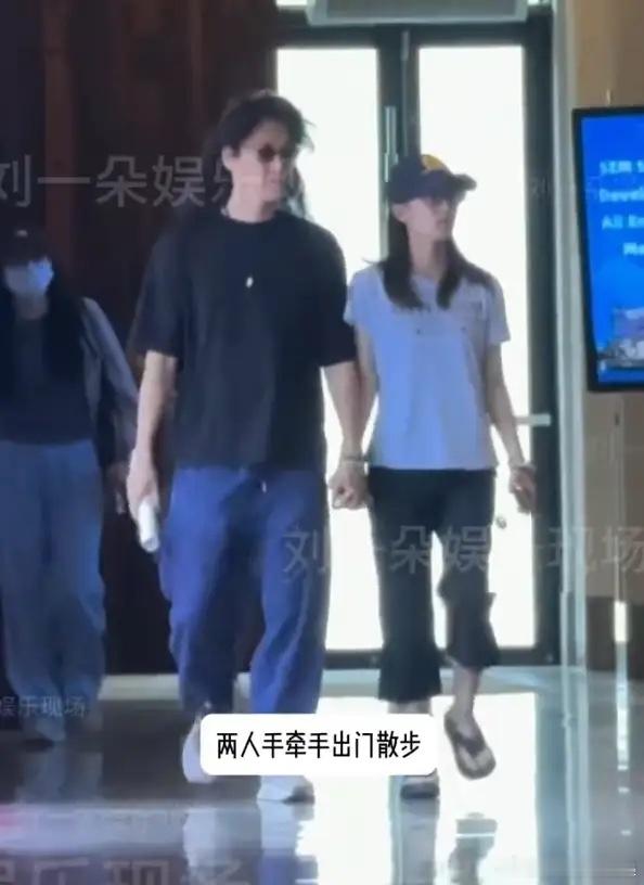 大热小花与顶级IP导演恋情曝光，两人同住一晚酒店，第二天手牵手散步，女方主动搂住
