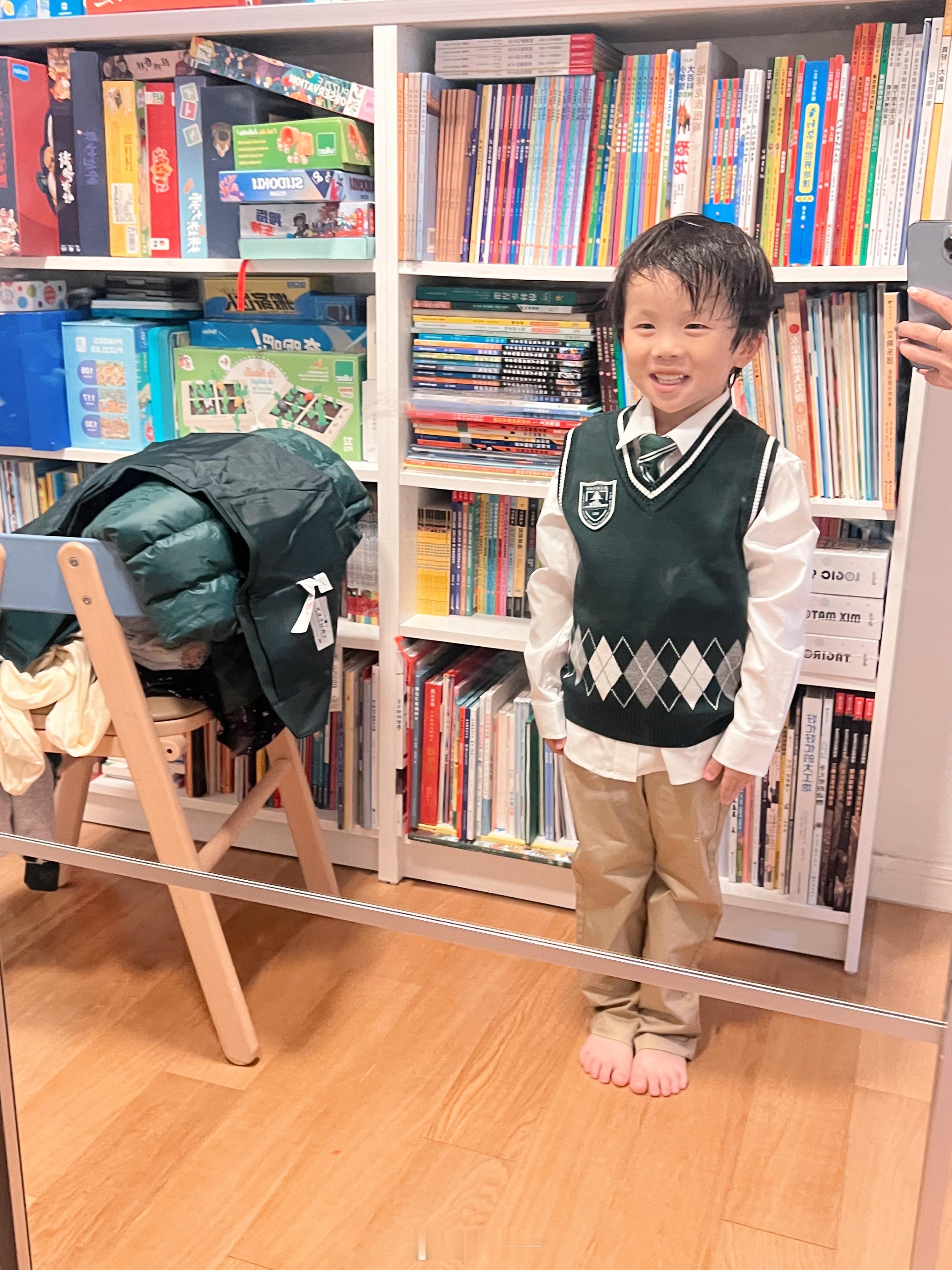 小孩哥礼服到了一直都不知道，今晚整理衣柜看到了，要穿上试试，怎么说呢，年纪轻轻就