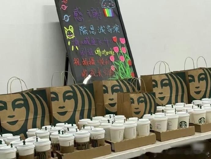 陈思诚探班《咸鱼飞升》剧组，与王鹤棣的同框画面太有料。是来交流创作心得，还是为剧