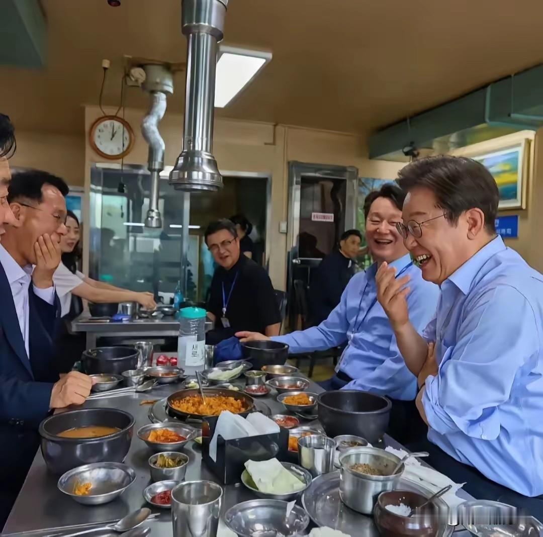 韩国民众又怎能不爱呢？韩国总统都如此亲民下馆子了，你见过哪位总统能如此放下身段，