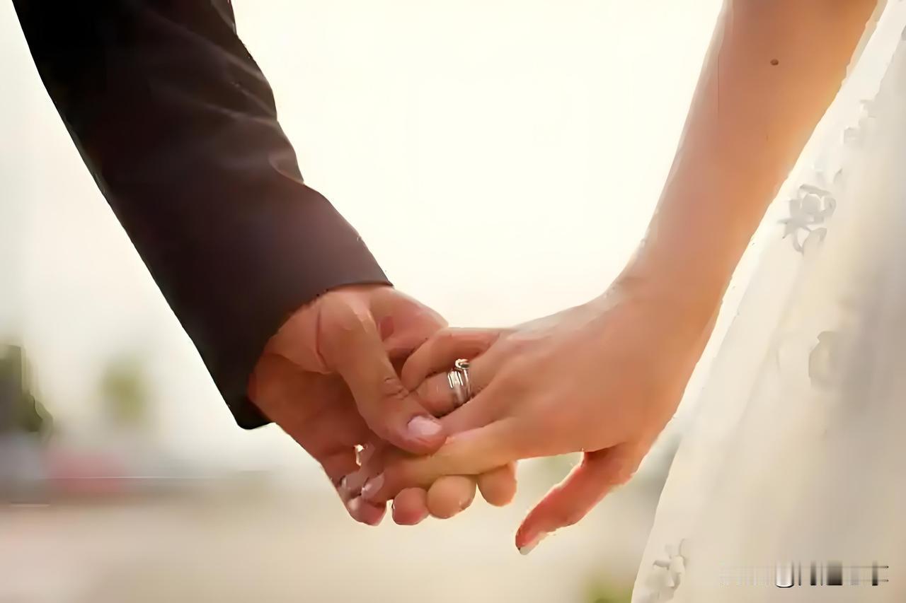 当年轻人纷纷“封心锁爱”，二婚三婚的他们却成了结婚主力军？最新数据显示，如今每四