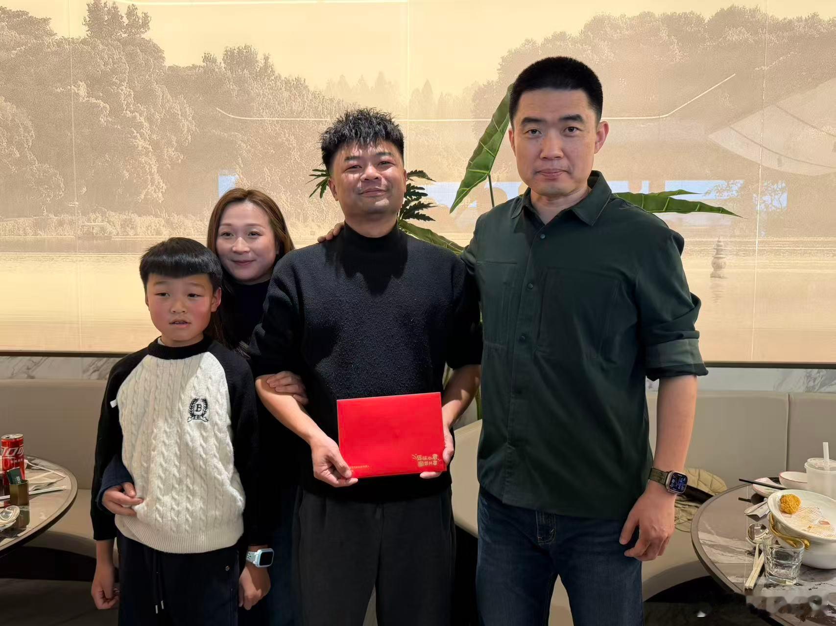 一个人心里有没有善意，真和他开什么车没半毛钱关系。姚东权在西塘大桥上，一脚刹车、