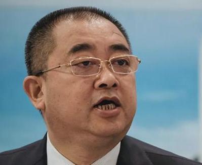 远在美国加州住大别墅的恒大前总裁夏海钧，最近做了一件让人瞠目结舌的事。

本来他