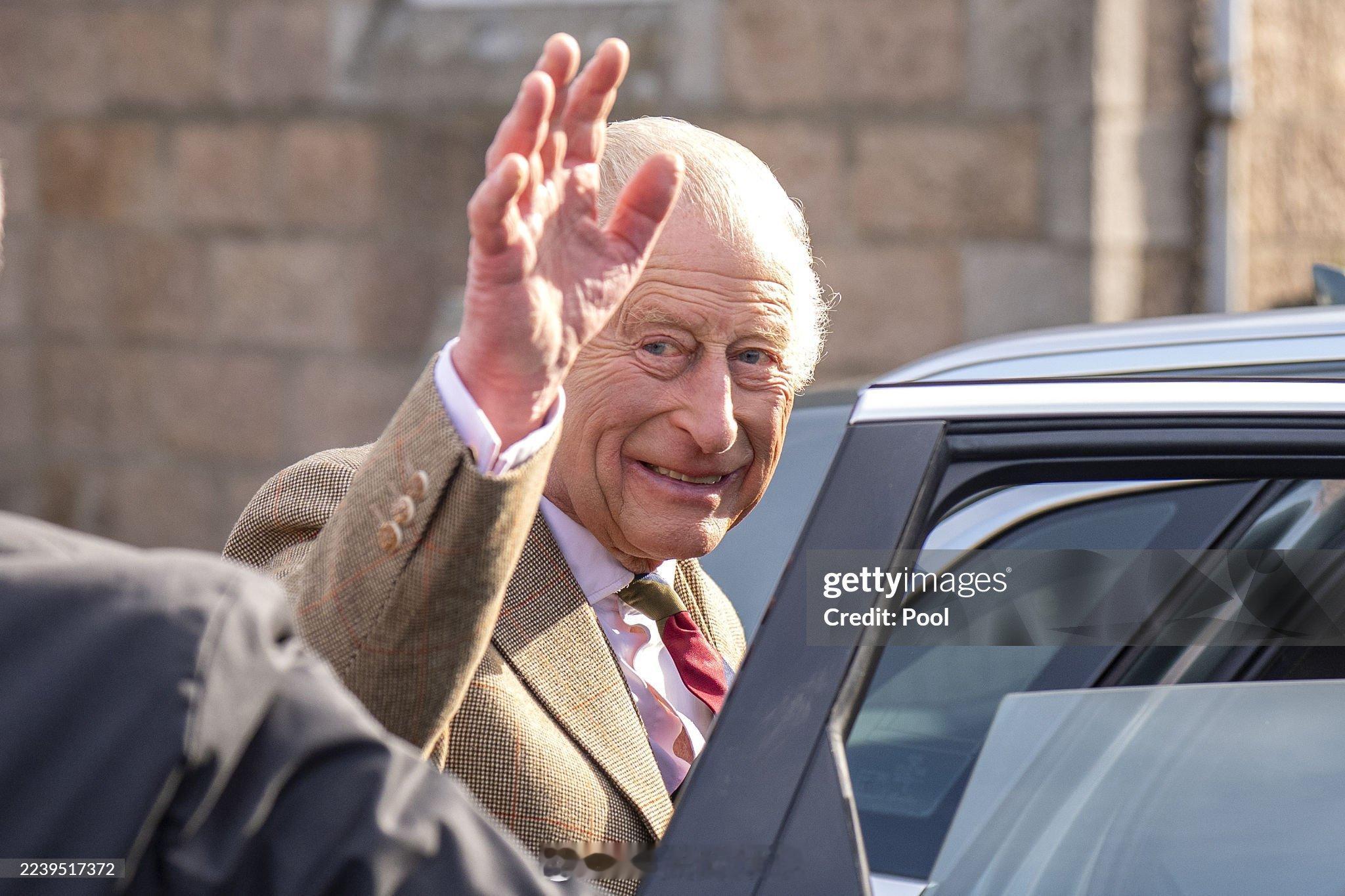 英国王室[超话]  今天查尔斯三世和卡米拉王后在苏格兰访问阿尔伯特音乐厅，以庆祝