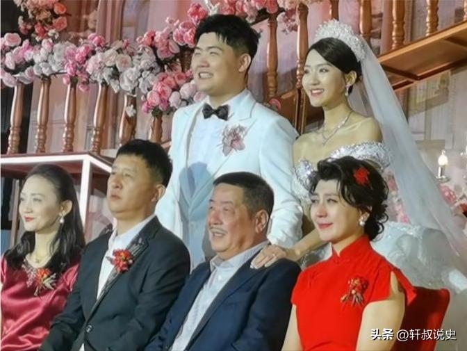 闫学晶的儿媳妇是徐梦迪，今年29岁，辽宁省大连市人，她身高1.74，身材高挑，形