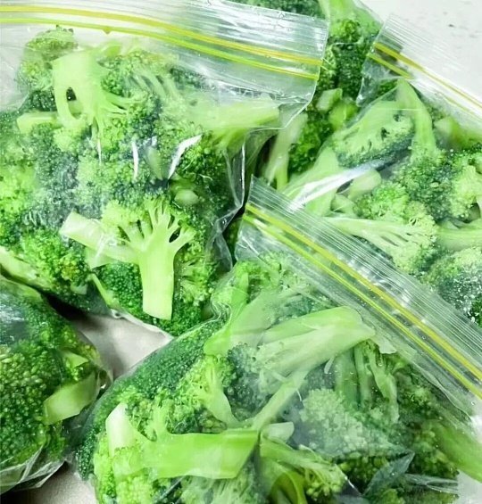 医生眼中可以冷冻的蔬菜家里囤菜总容易坏，很多长辈舍不得丢又担心变质伤身，咨询医生