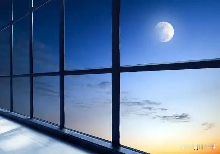 静夜思

窗前明月光，
床下鞋一双。
枕边无相伴，
辗转难入眠。
谋生走他乡，