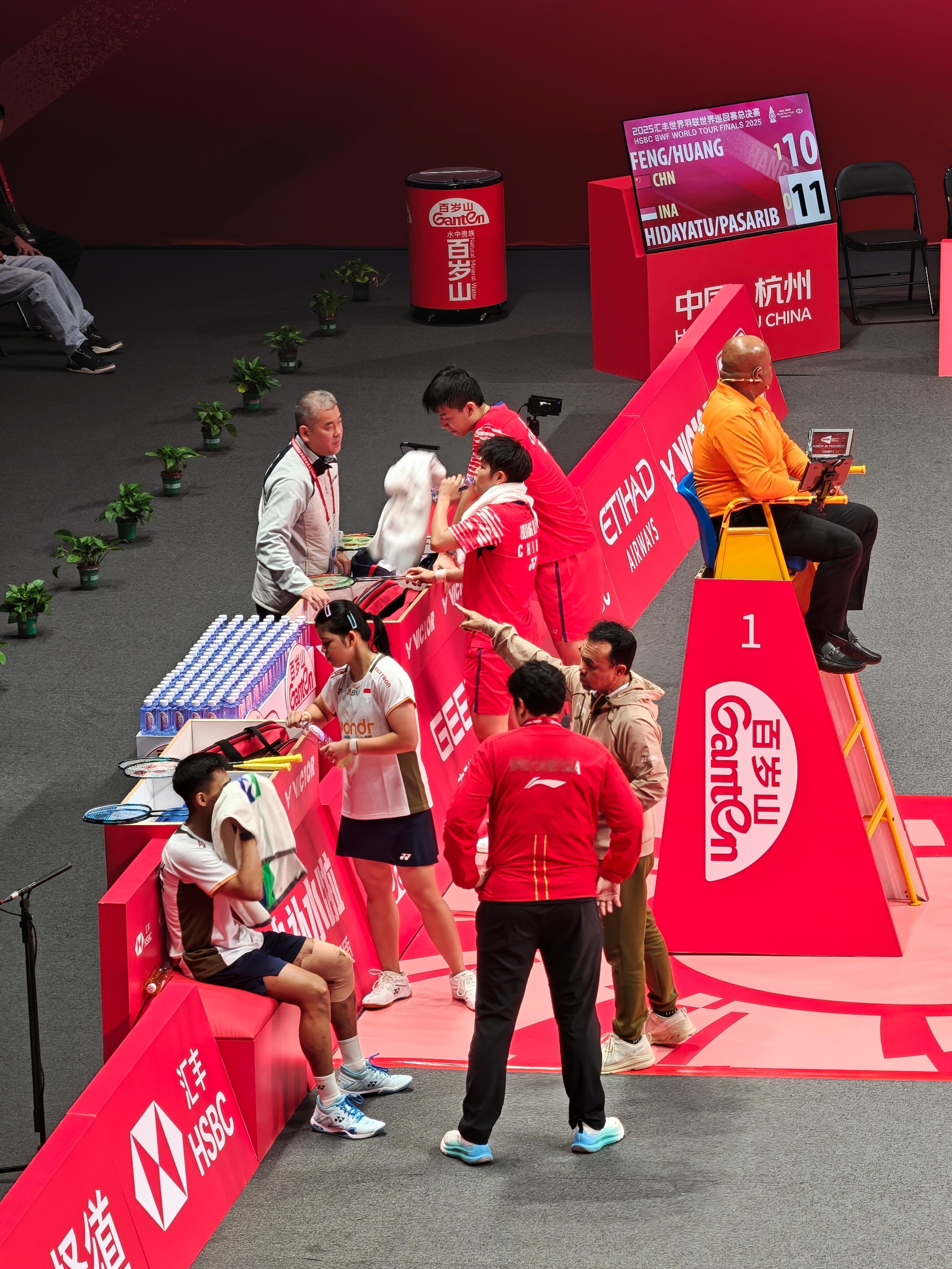 冯彦哲/黄东萍🇨🇳 21-18、10-11 🇮🇩希达亚图拉/费利沙决胜杭