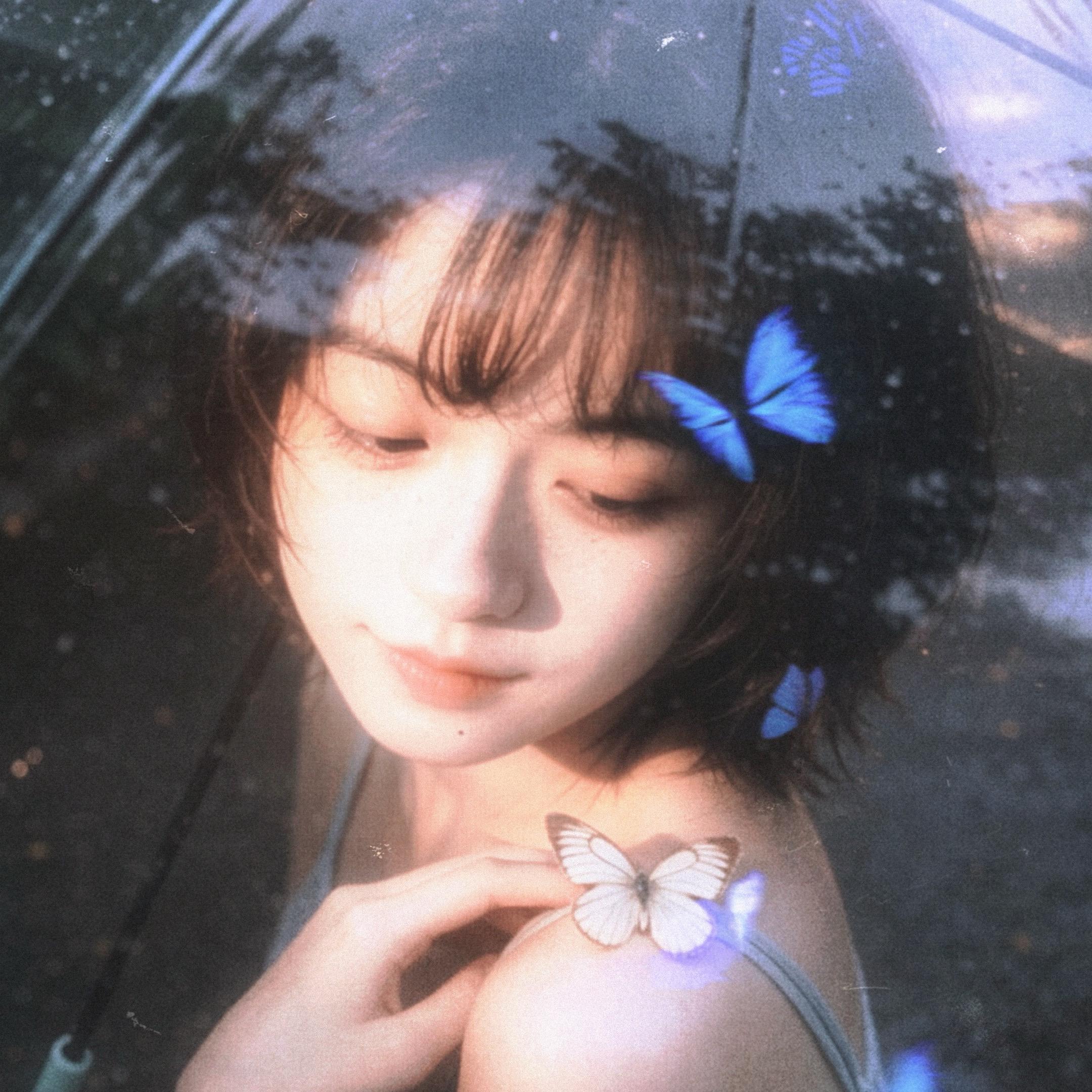 雨下得好大。雨下得好大 你理应是在屋子里 但我怕你被其他的东西淋湿 岁...