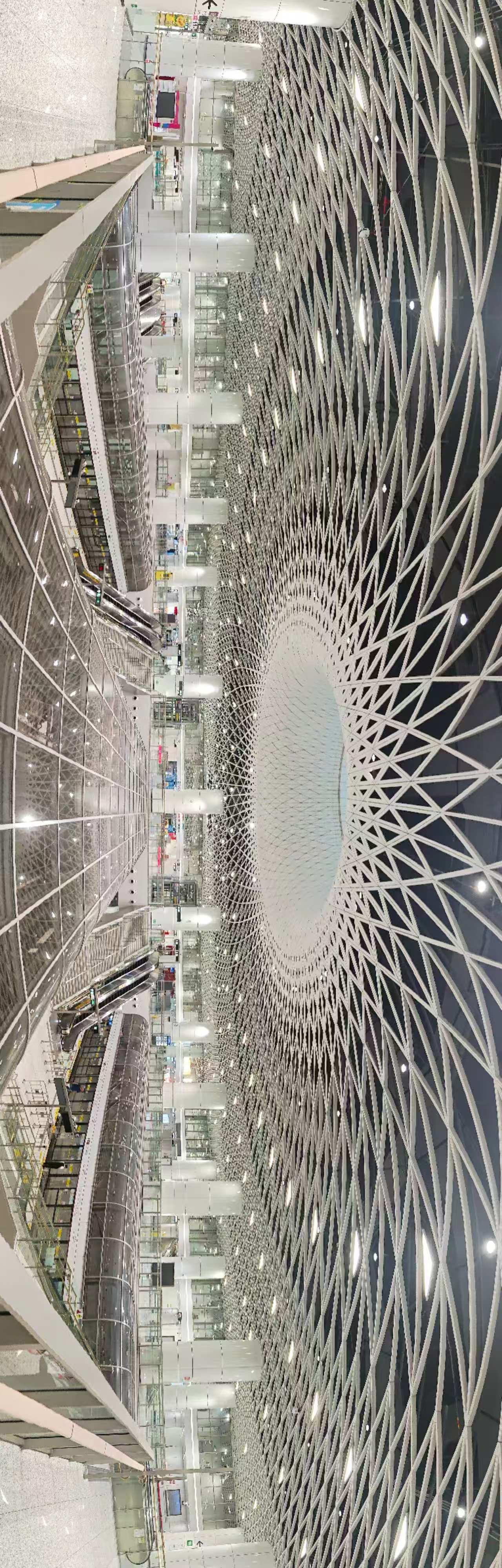拍了无数次深圳岗厦北地铁站，今天才想起用全景模式拍这个巨无霸地铁站，单片模式根本