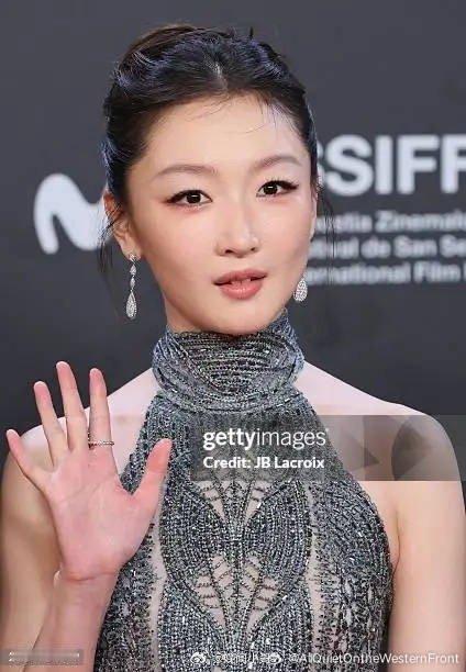 周冬雨台上英文颁奖视频 于圣塞巴斯蒂安电影节的舞台，周冬雨以英文颁奖，如一颗璀璨