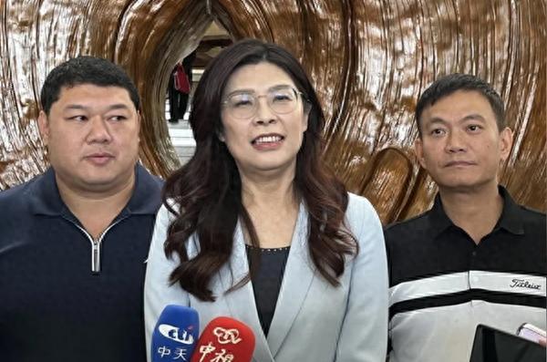 万万没想到，郑丽文居然说出了同样的腔调，必须尊重台湾2300万人的意愿！
 
说