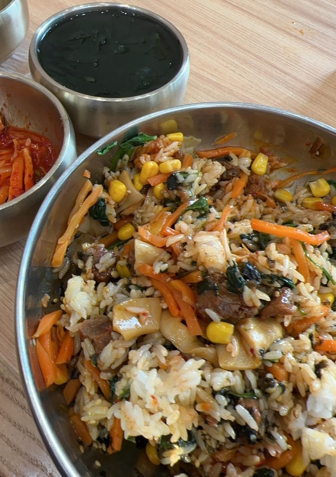 初五开了三个多小时车去天津玩。
住的酒店附近很多饭店都没营业。
结果是吃了一顿米