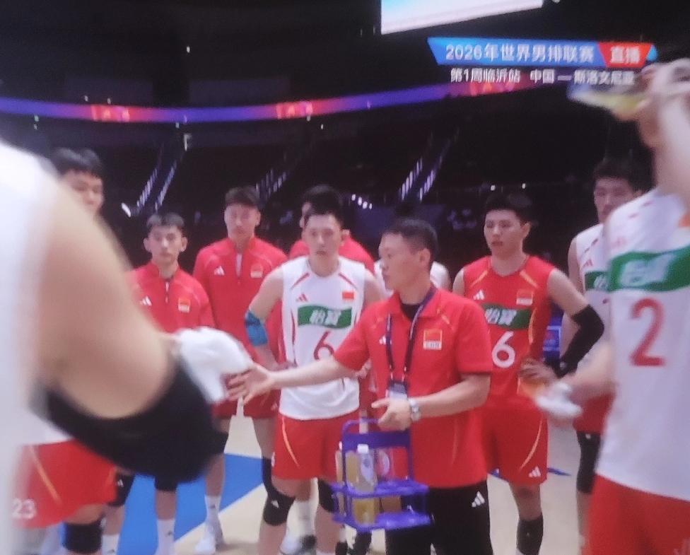 没想到中国男排居然25-20拿下第二局比赛！总比分中国男排1-1斯洛文尼亚男排！